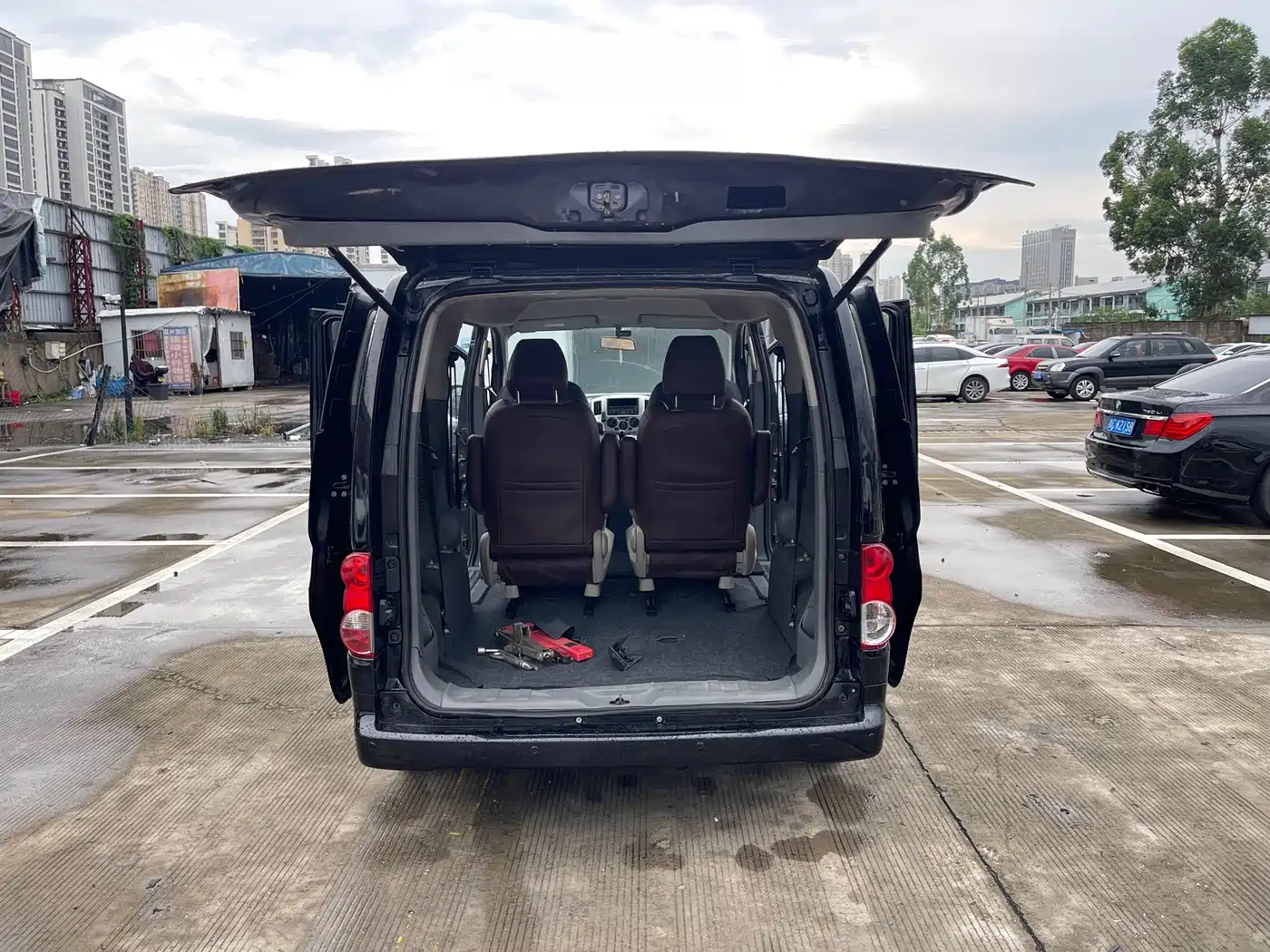 Nissan NV200 2011 2011 1.6L 232-seat Premium Elegance Model