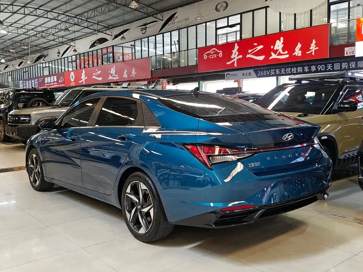 Hyundai Elantra 2021 1.5L CVT LUX Premium Edition фото 4