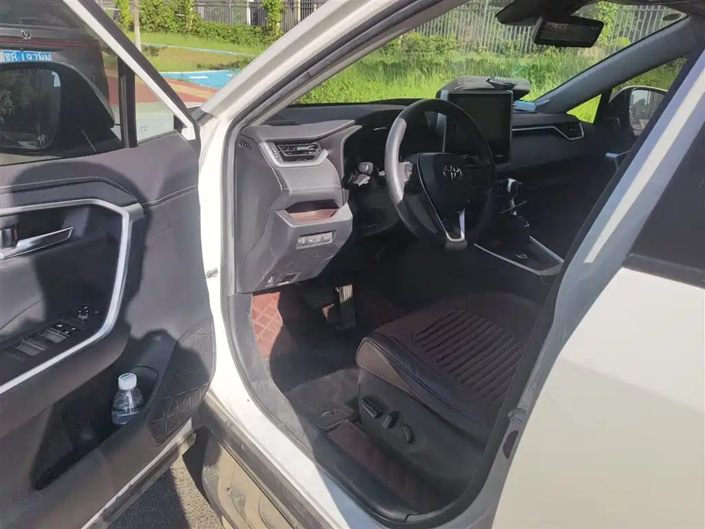 Toyota RAV4 Rongfang 2021 Hybrid 2.5L E-CVT AWD Flagship Edition фото 13