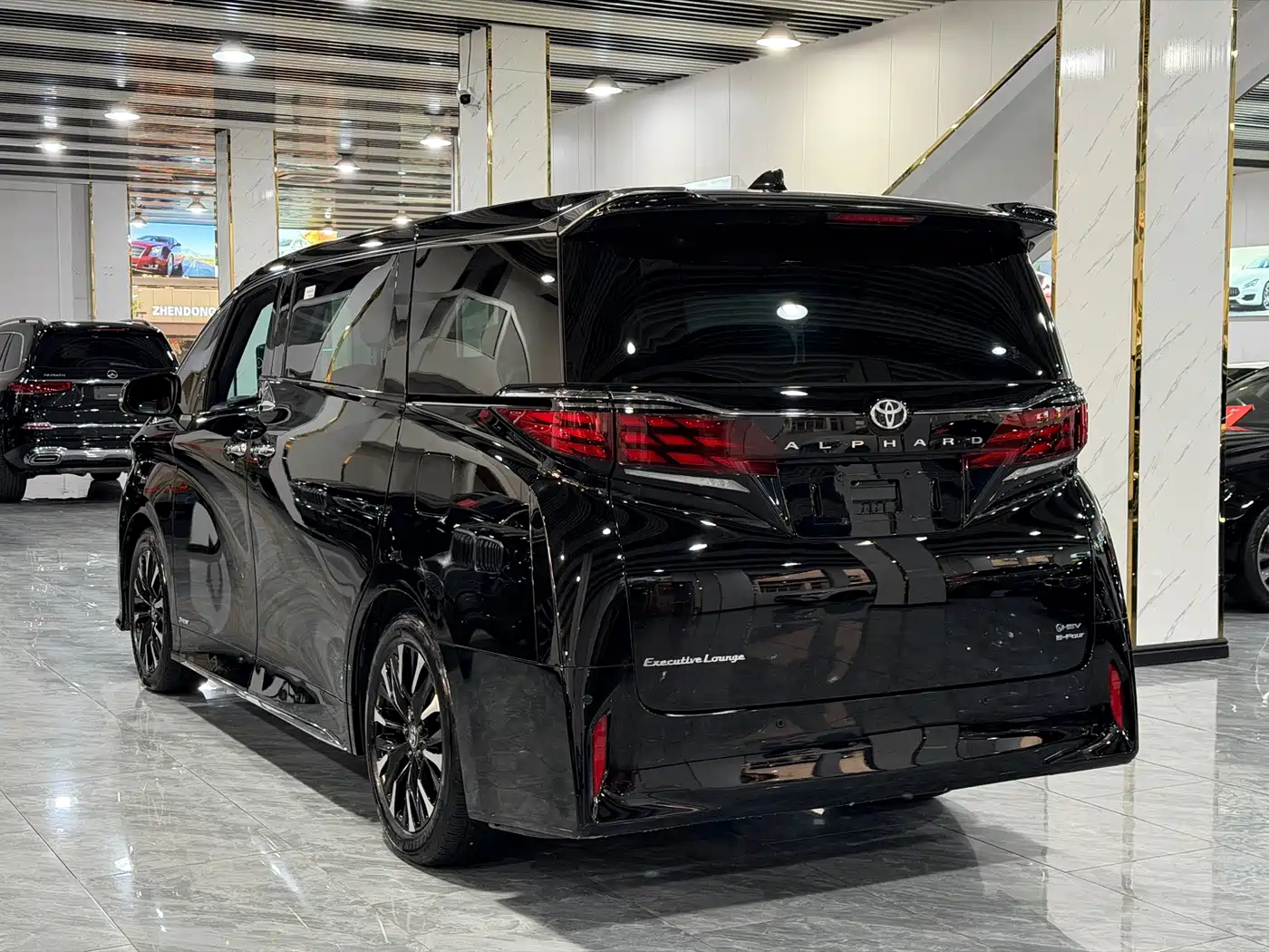 Toyota Alphard 2024 Hybrid 2.5L Ultimate Enjoyment Edition фото 16