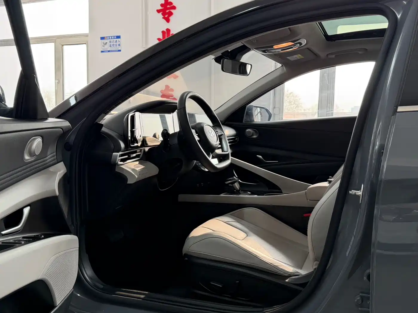 Hyundai Elantra 2022 1.5L CVT LUX Premium Edition фото 12