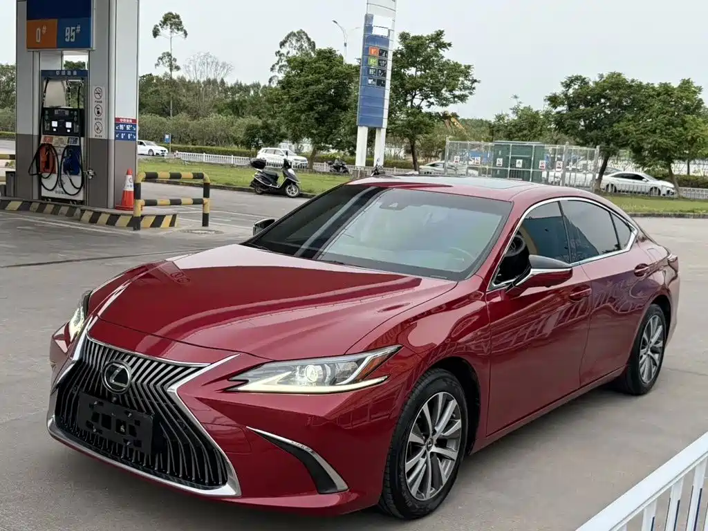 Photo 1 - Lexus ES