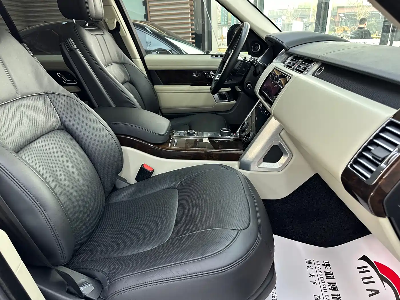 Land Rover Range Rover 2020 3.0 L6 Heritage Edition фото 18