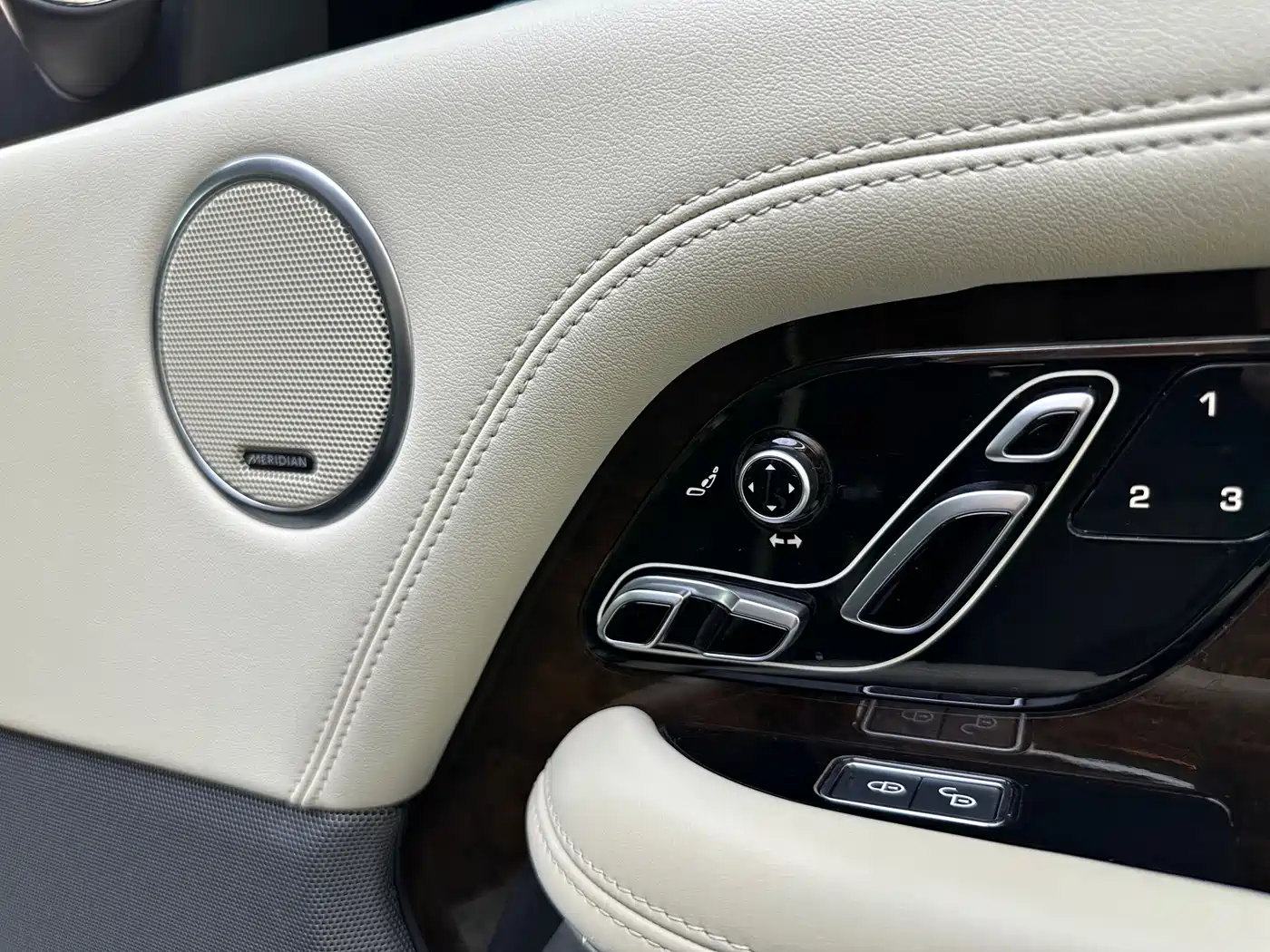 Land Rover Range Rover 2020 3.0 L6 Heritage Edition фото 19
