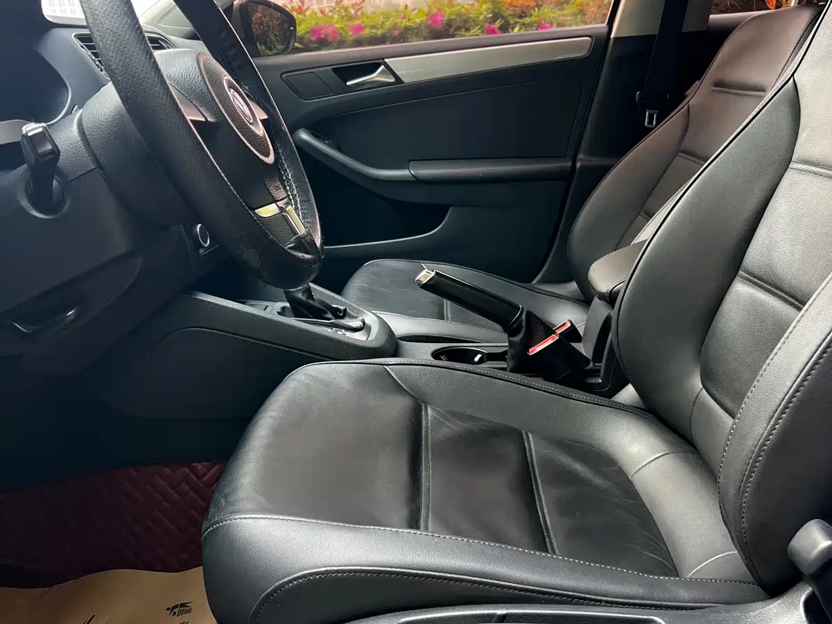 Volkswagen Sagitar 2014 Facelift 1.6L Automatic Comfort фото 3