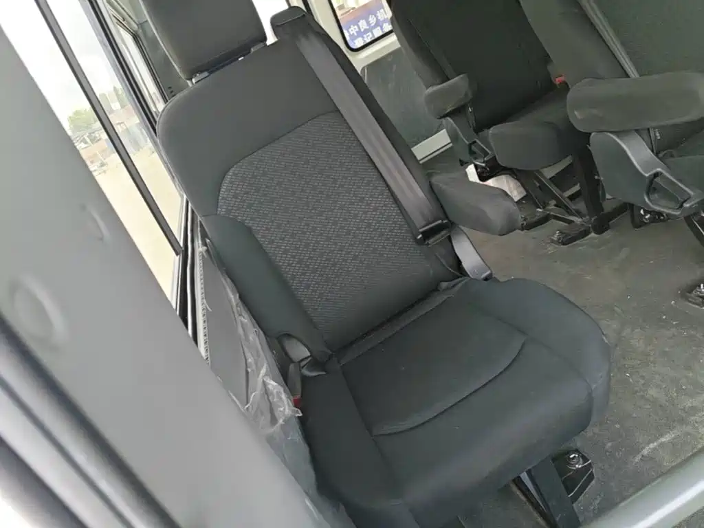 Iveco Daily 2024 2023 Model 2.5T A35M1 Short Wheelbase Medium Roof Single Tire Manual Door 5-9 Seats