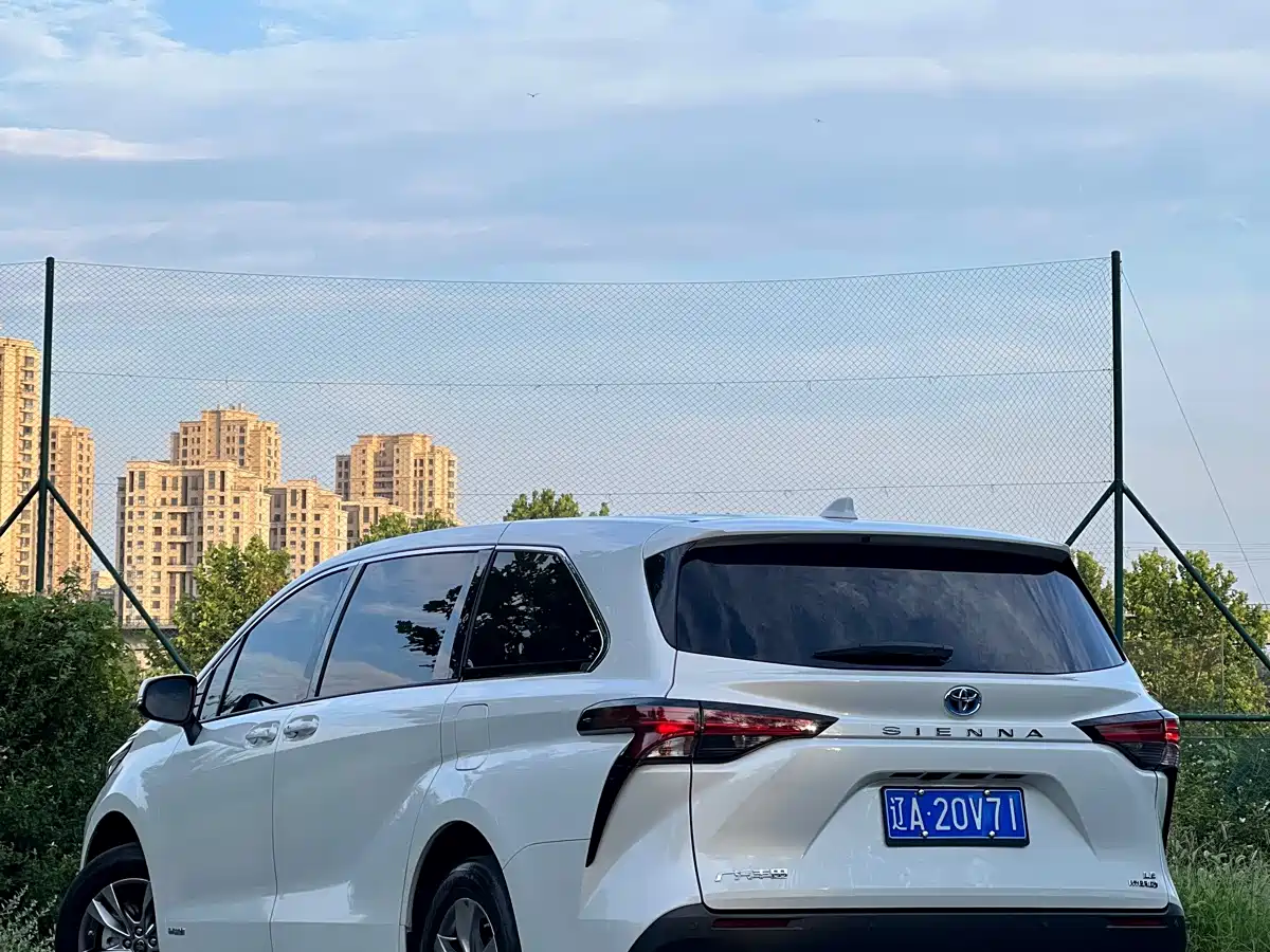 Toyota Sienna 2024 2.5L Hybrid Comfort Edition фото 9