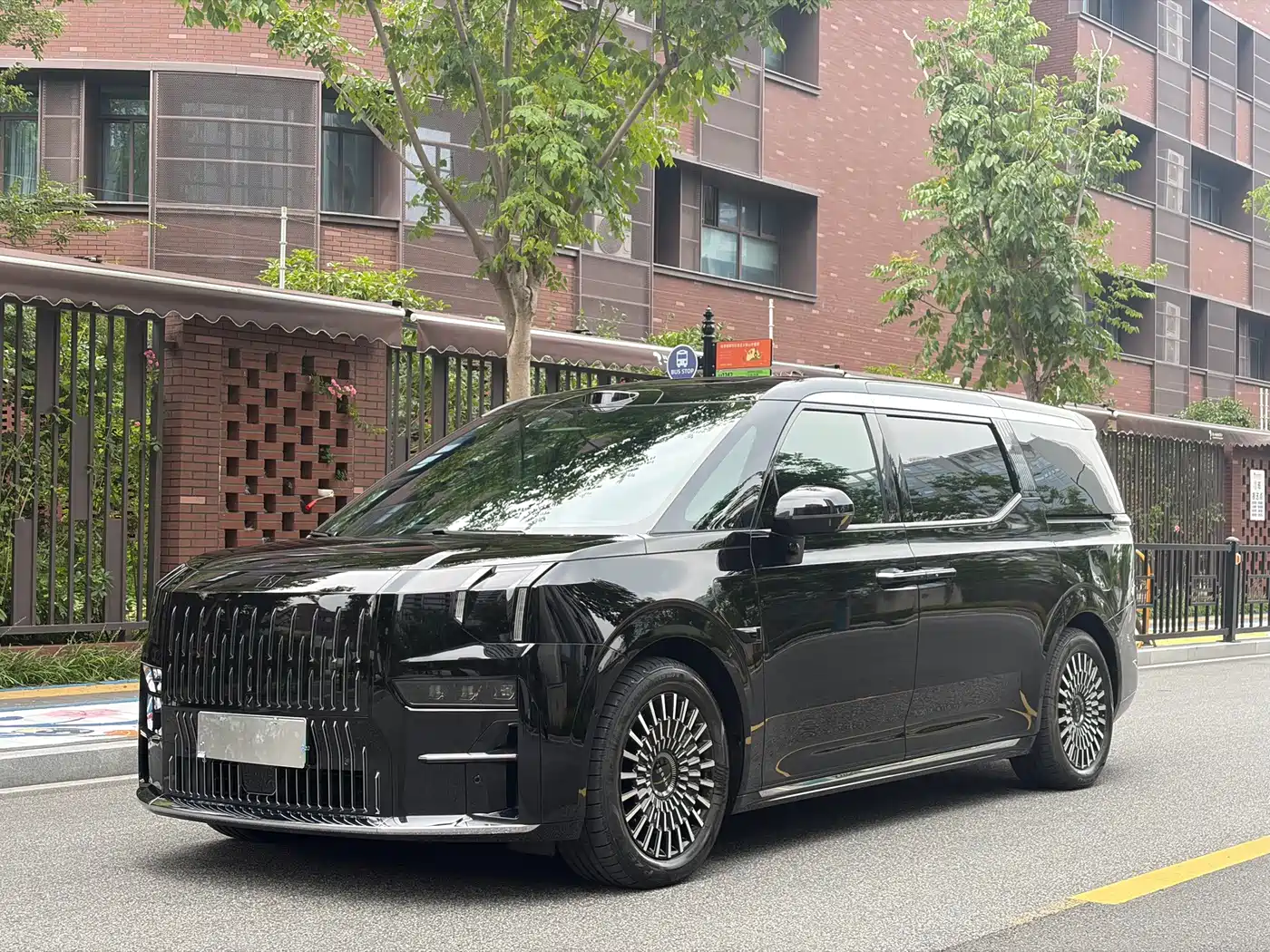 ZEEKR 009 2025 2024 6-seat Executive AWD 108kWh
