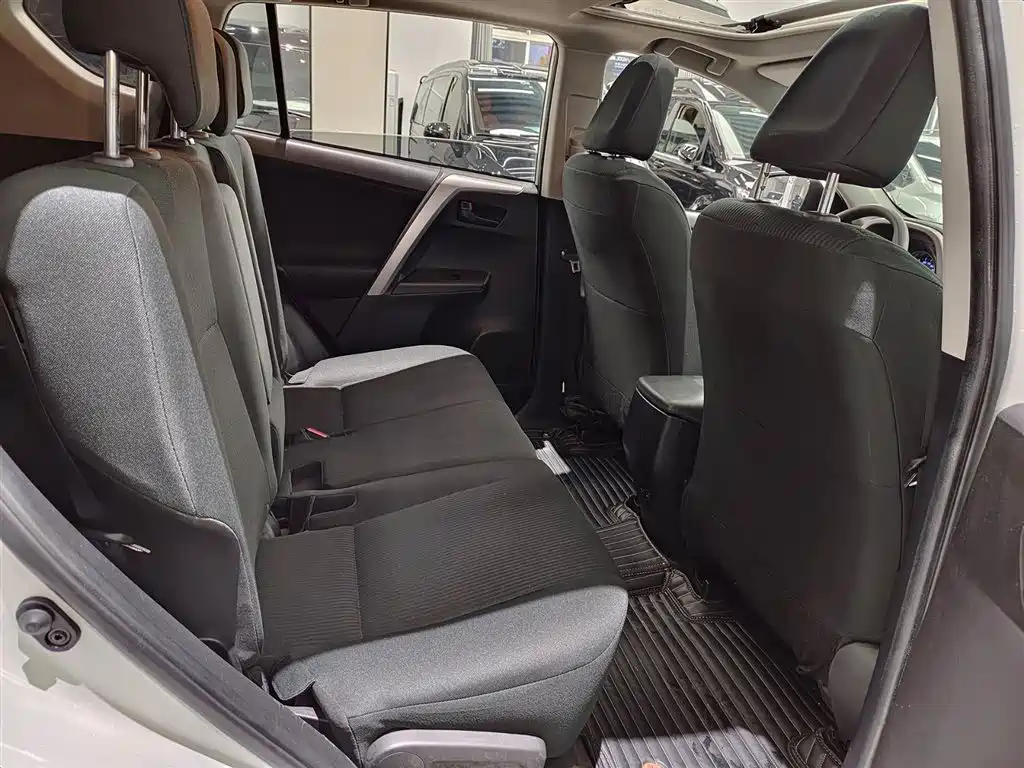 Toyota RAV4 Rongfang 2016 2.0L CVT 2WD Trend (China V) фото 9
