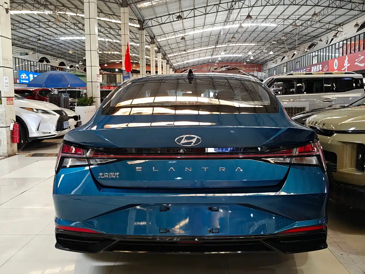 Hyundai Elantra 2021 1.5L CVT LUX Premium Edition фото 5