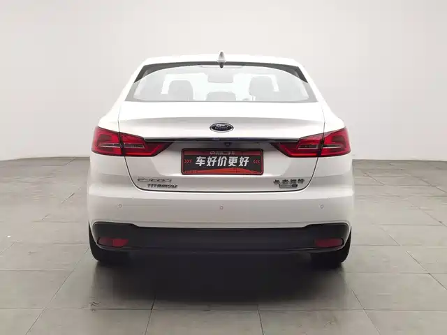 Ford Escort 2019 EcoBoost 125 Automatic Ultimate — фото 4