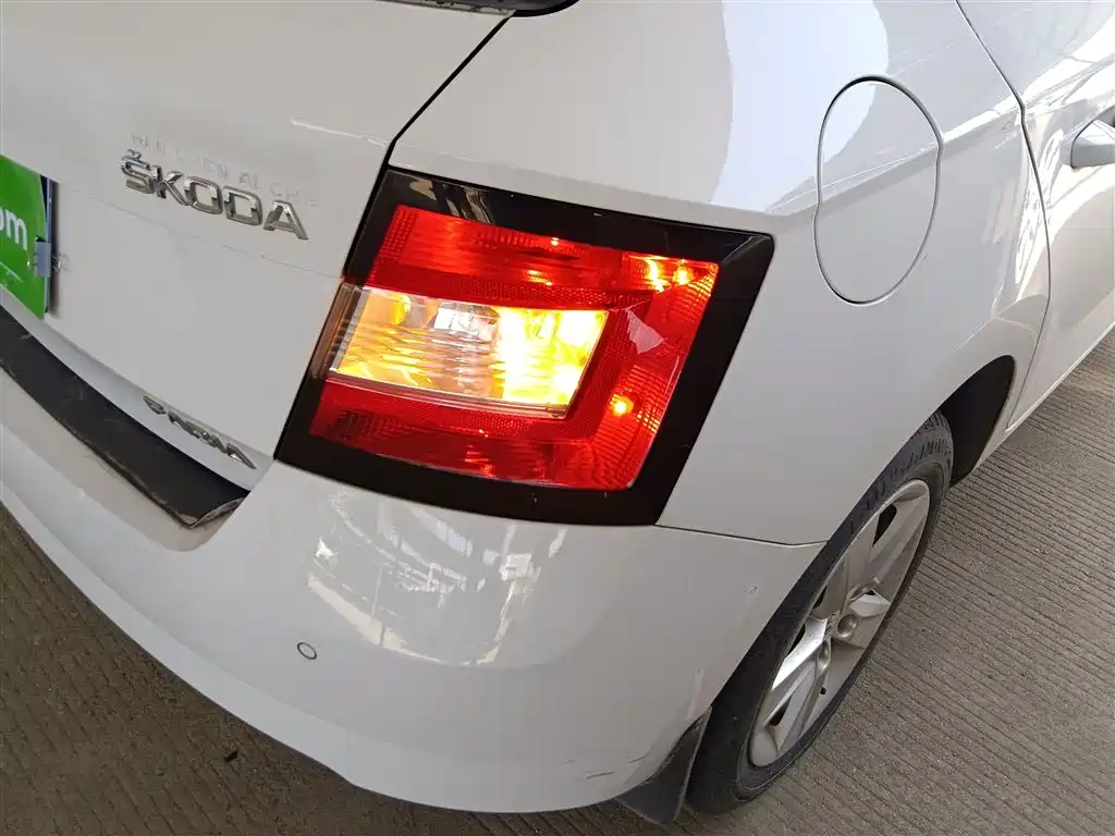 Škoda Fabia 2015 1.6L Automatic Innovation Edition фото 8