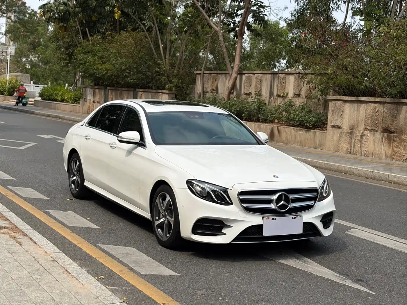 Mercedes-Benz E-Class 2016 E 300 L Sport Fashion Type фото 4
