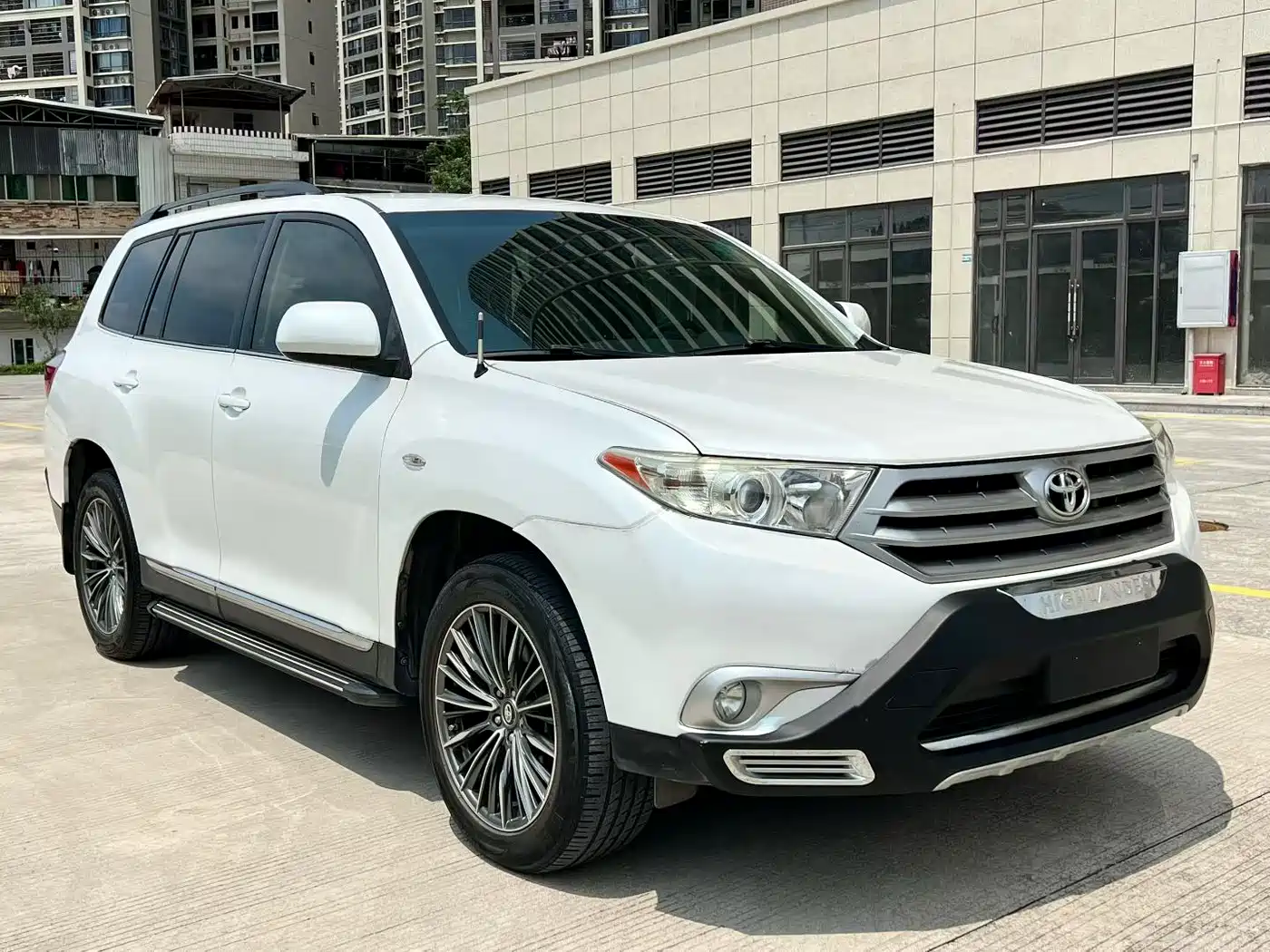 Toyota Highlander 2013 2.7L 2WD 5-seater Purple Gold Edition фото 3