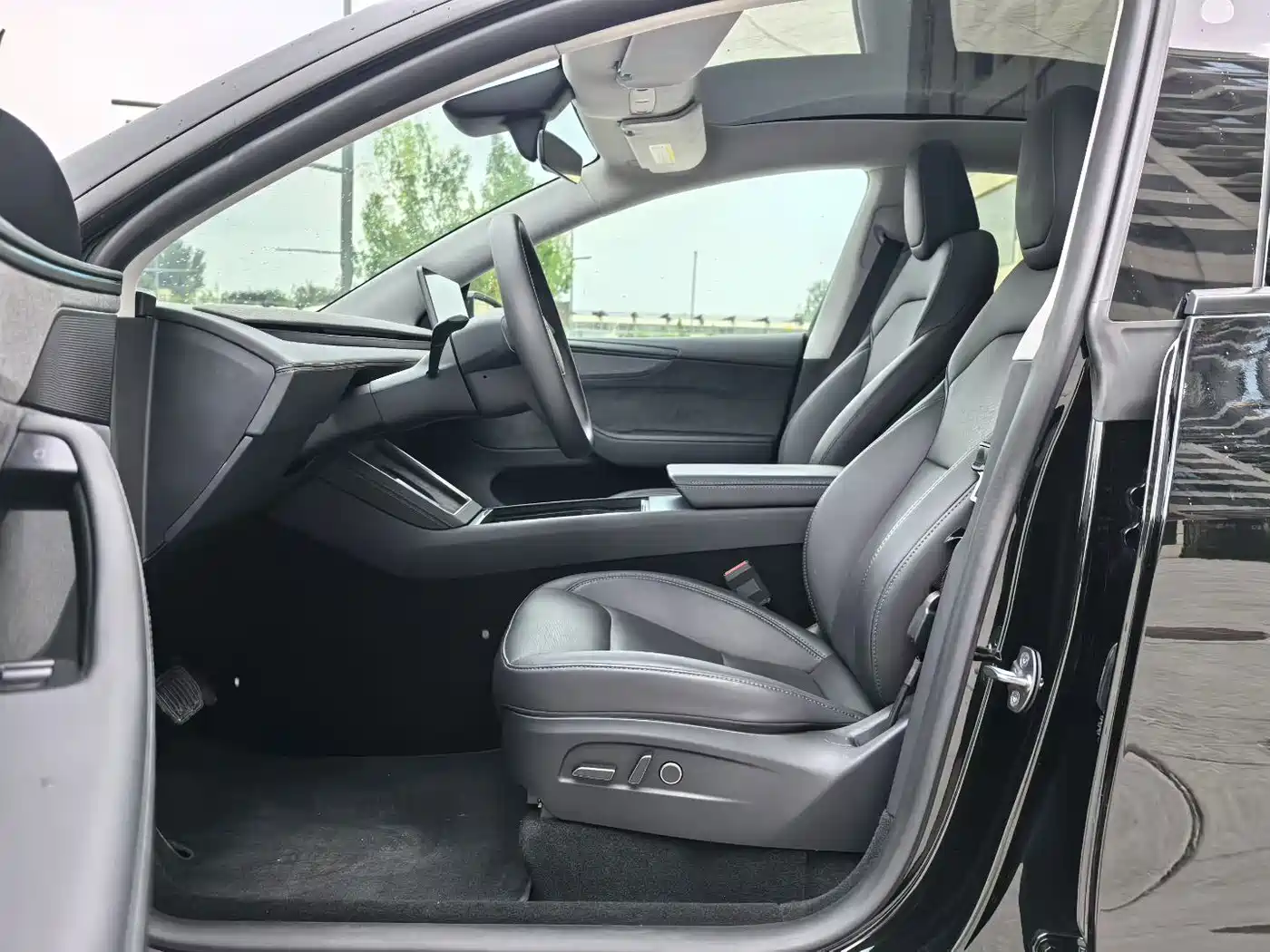 Photo 4 - Tesla Model Y