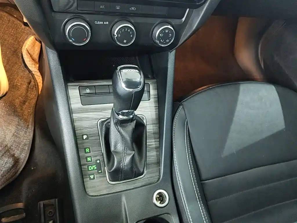 Škoda Octavia 2017 1.6L Automatic Smart Edition фото 14