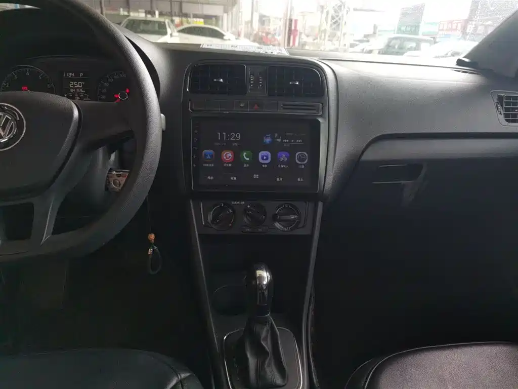 Volkswagen Polo 2016 1.4L Automatic Trend фото 5