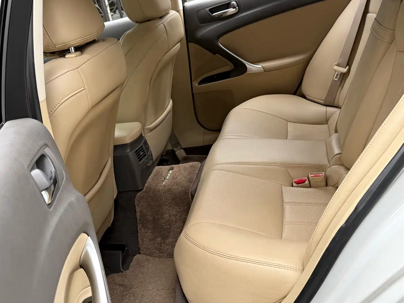 Фото 8 - Lexus IS