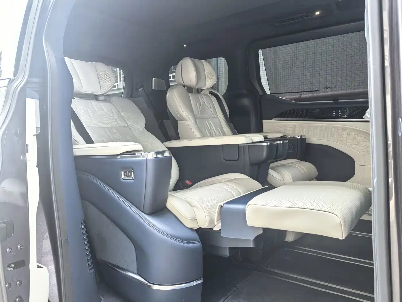 ZEEKR 009 2025 2024 6-seat Executive AWD 108kWh