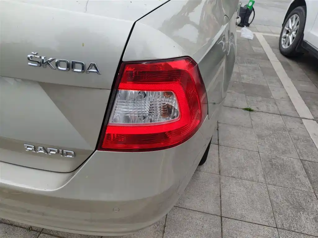 Škoda Rapid 2016 1.6L Manual Pioneer Edition фото 8