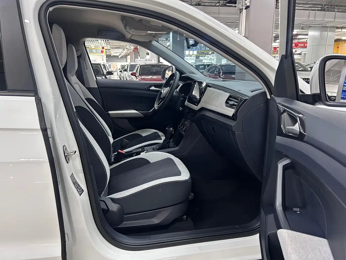 Volkswagen Tharu 2025 Model Rising Star 1.5L Advance Edition фото 12