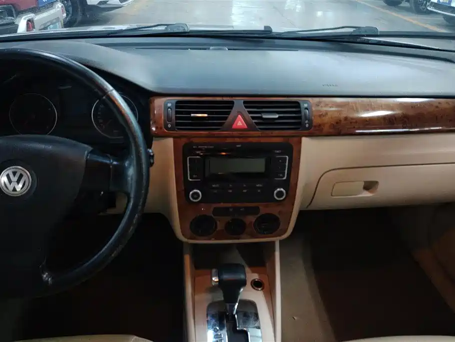 Volkswagen Bora 2012 1.6L Automatic Comfort Value Edition фото 13