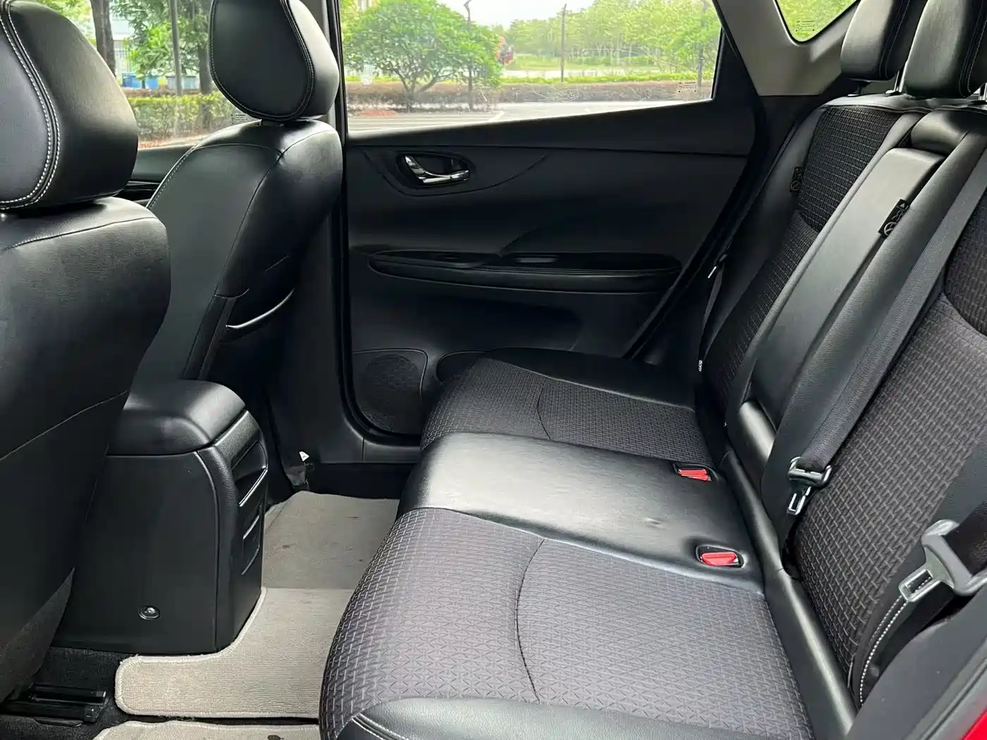 Фото 9 - Nissan Tiida