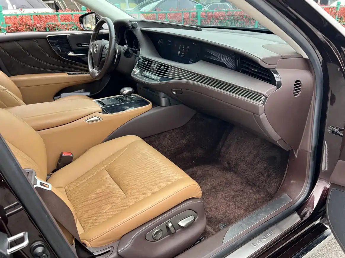 Фото 7 - Lexus LS