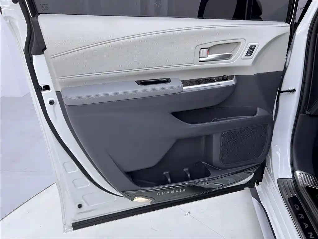Toyota Granvia 2023 2.5L Hybrid Luxury Edition фото 17