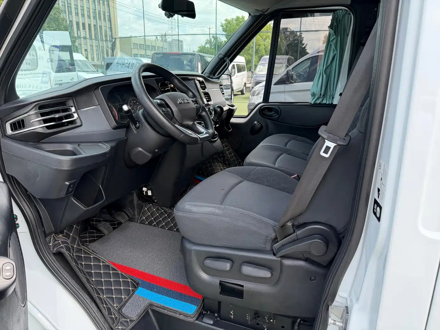 Jiangling JMC Fushun 2023 2023 2.0T Manual Short Wheelbase Low Roof Commercial MPV 6 Seats with Lift-up Tailgate