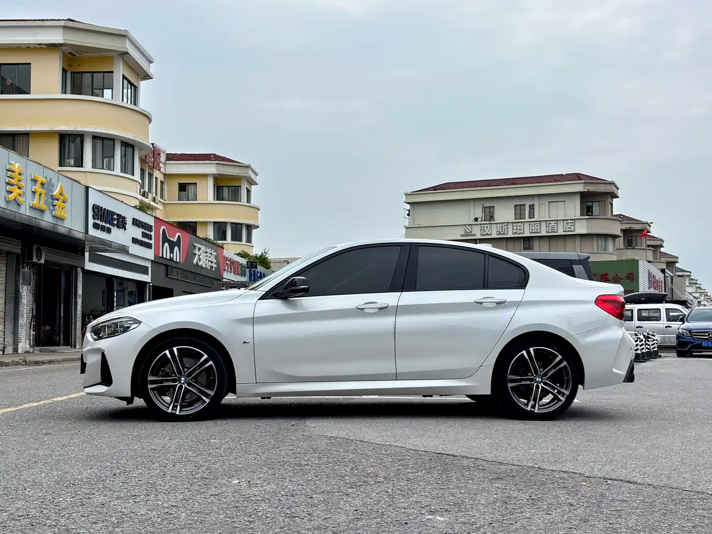 BMW 1 Series 2021 125i M Sport Black Night Edition фото 4