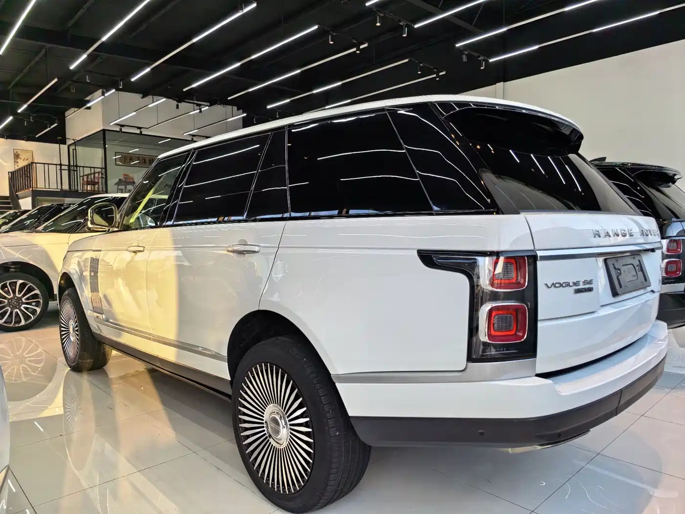Land Rover Range Rover 2018 3.0 SC V6 Vogue SE Genesis Extended Edition фото 2
