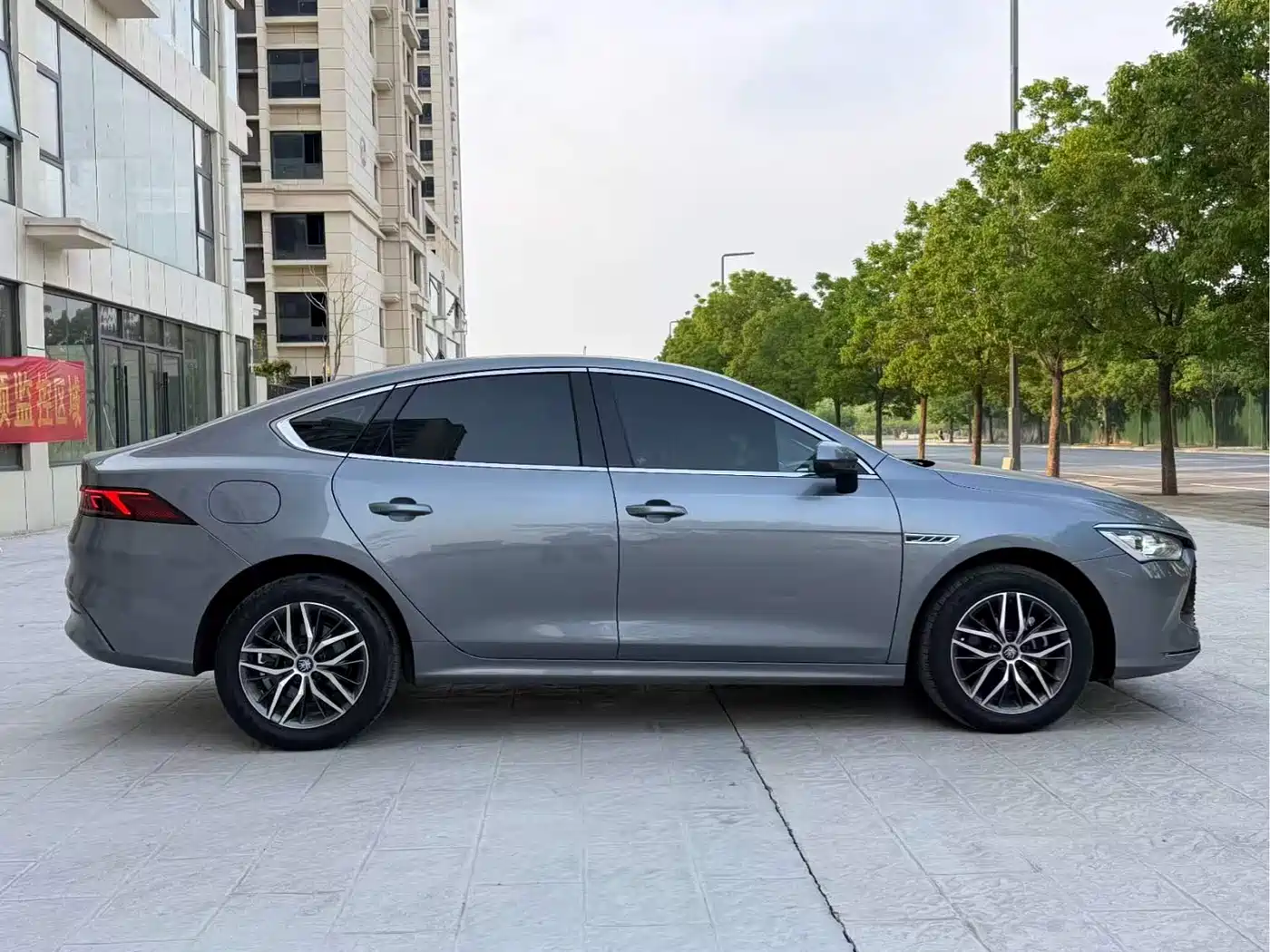 BYD Qin PLUS 2024 Glory Edition DM-i 120KM Leading фото 9