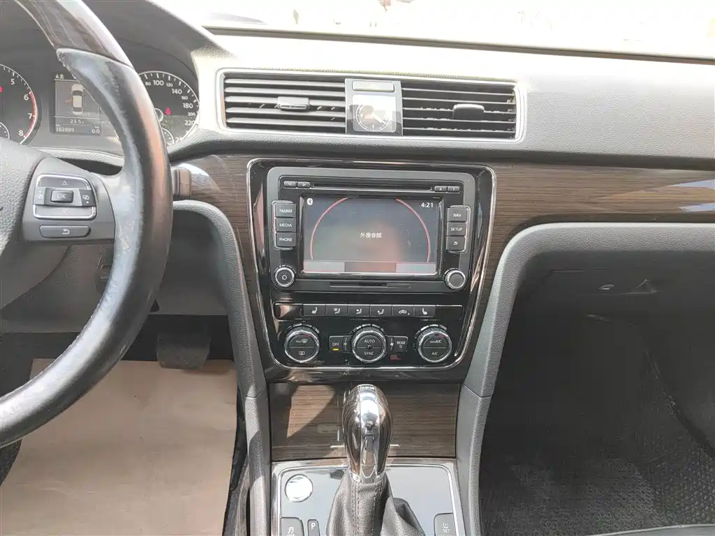 Volkswagen Passat 2015 1.8TSI DSG Ultimate Edition фото 13