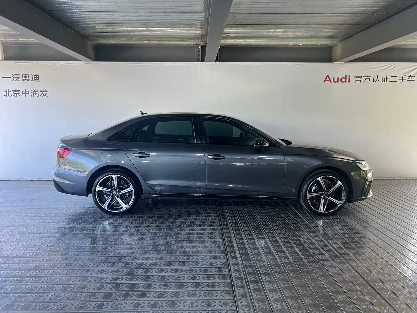 Audi A4L 2025 2 Million Celebration Edition 40 TFSI Luxury Dynamic фото 3