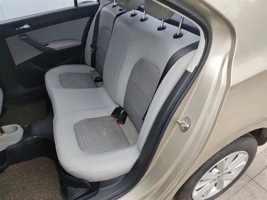 Škoda Rapid 2016 1.6L Manual Pioneer Edition фото 17