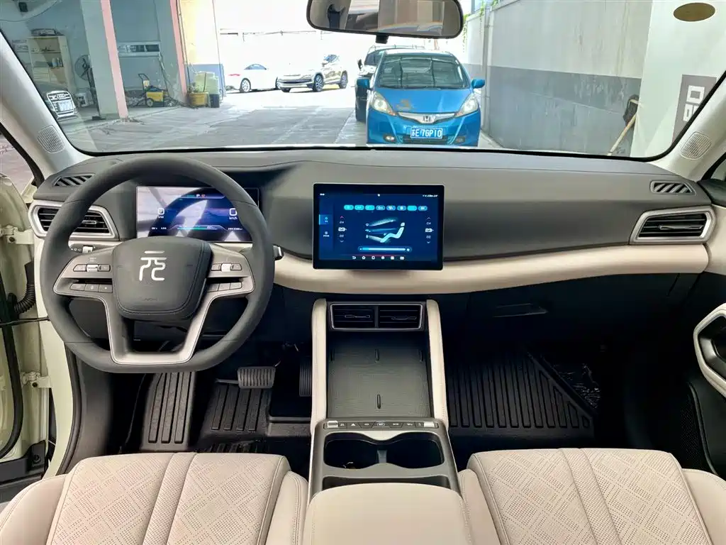 BYD Yuan UP 2025 Model 301KM Navigator фото 8