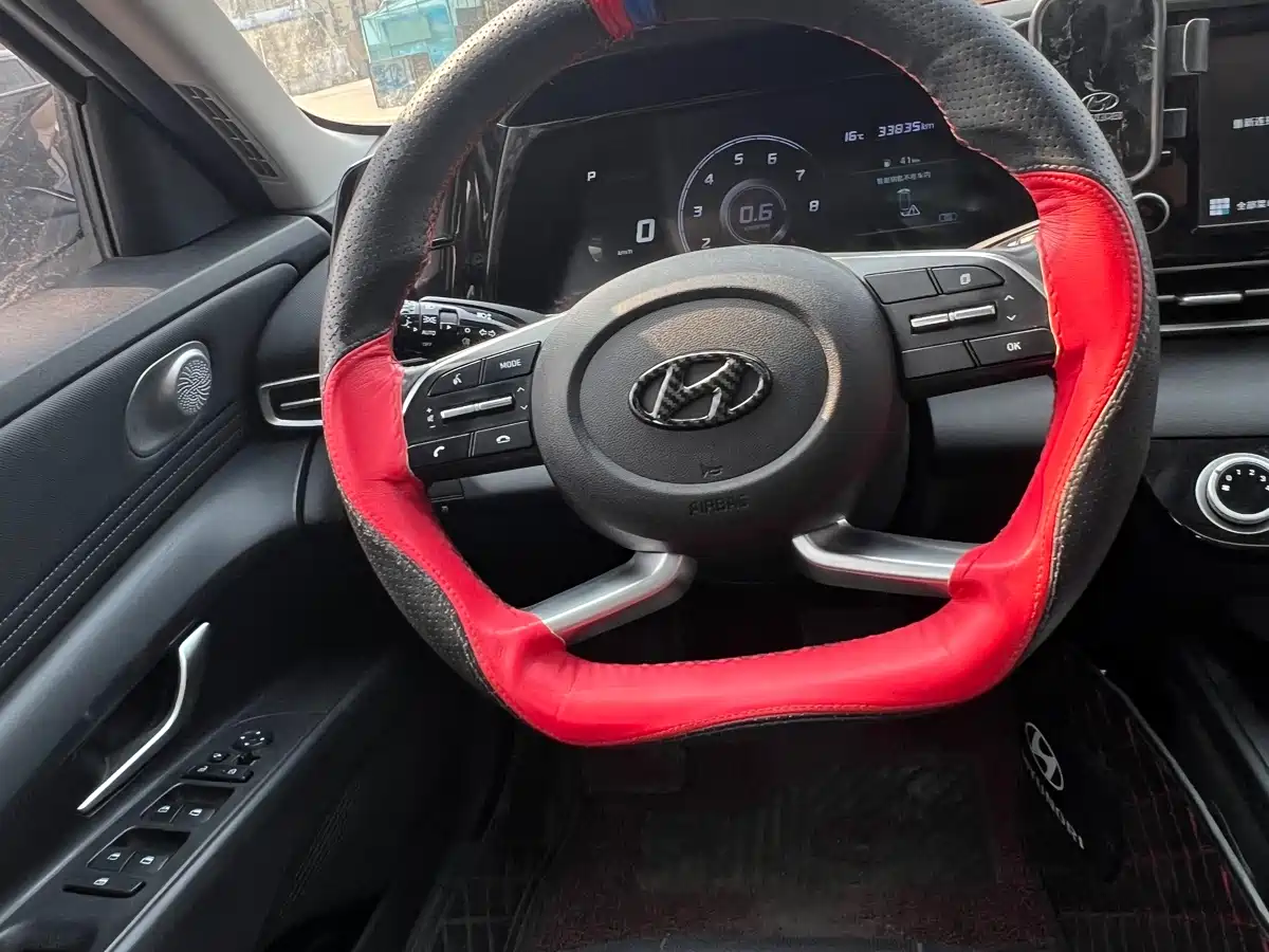 Hyundai Elantra 2021 1.5L CVT LUX Premium Edition фото 8