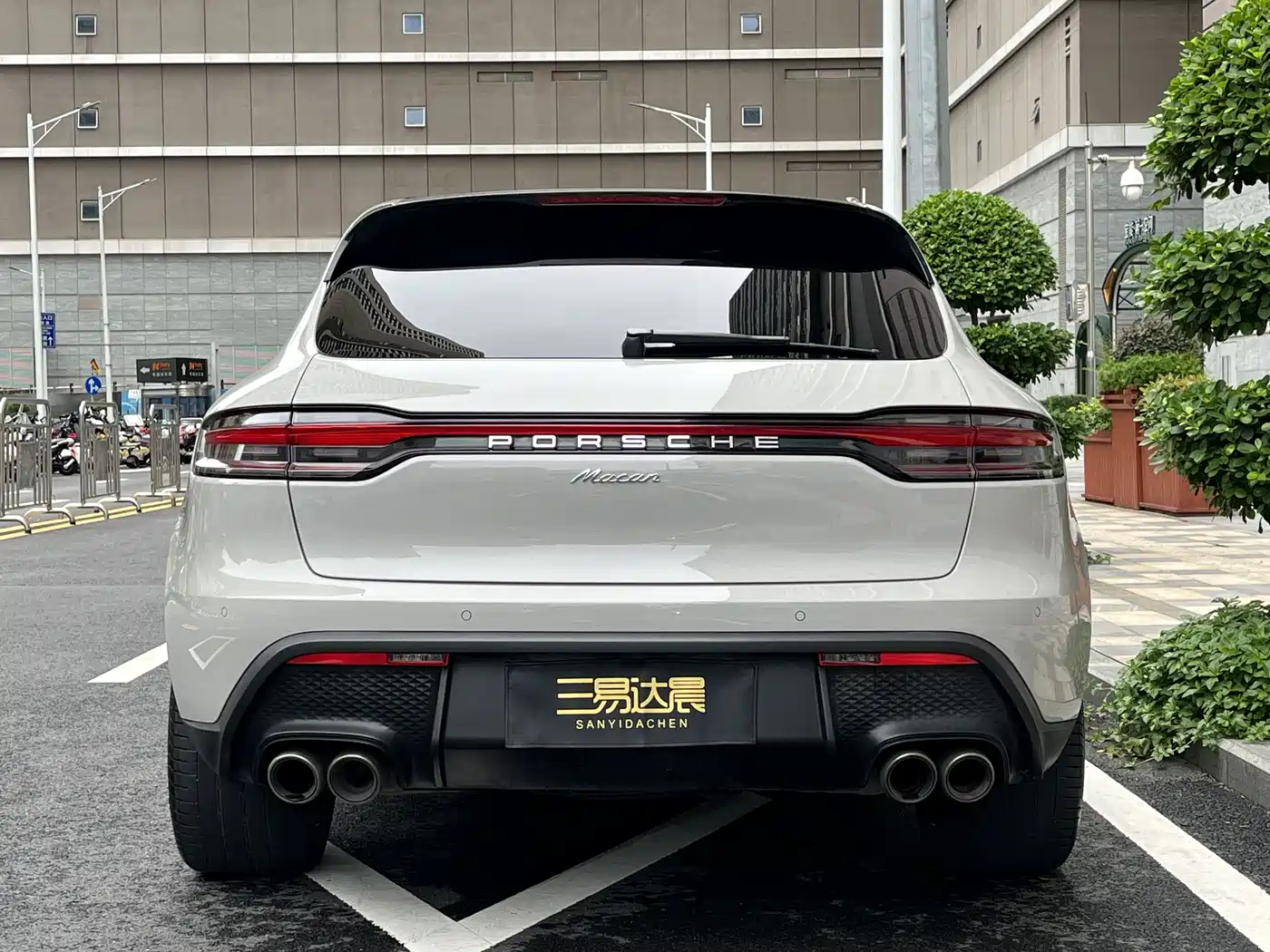 PORSCHE MACAN