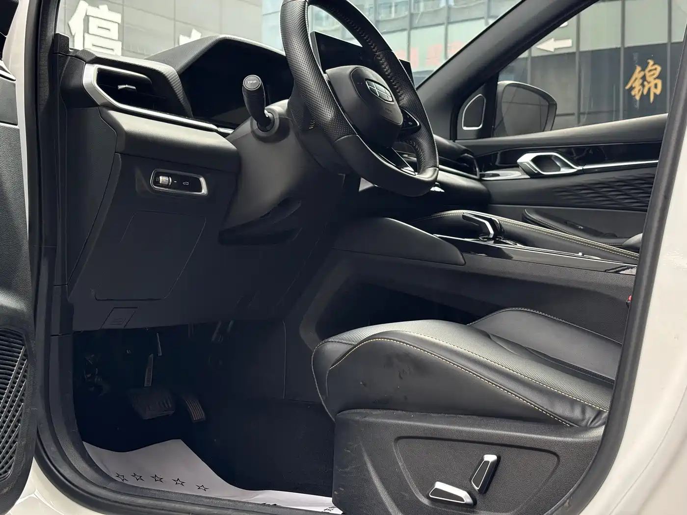 Фото 4 - Geely Binyue
