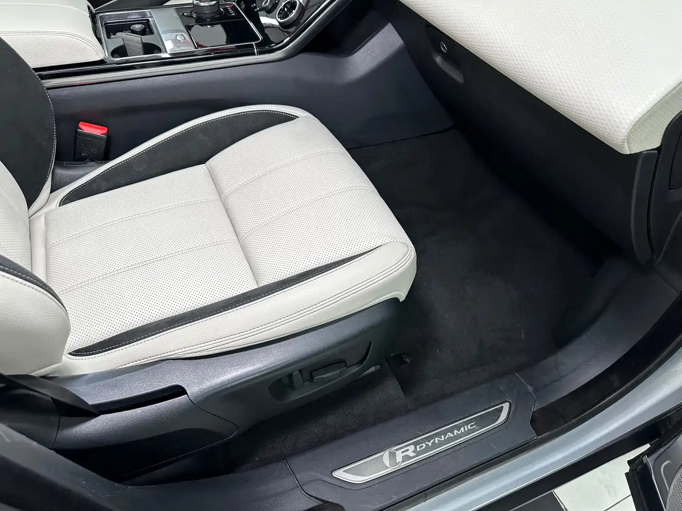 Photo 21 - Land Rover Range Rover Velar