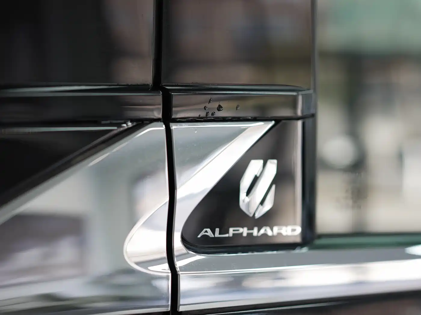 Toyota Alphard 2025 Hybrid 2.5L Ultimate Gold Edition фото 15