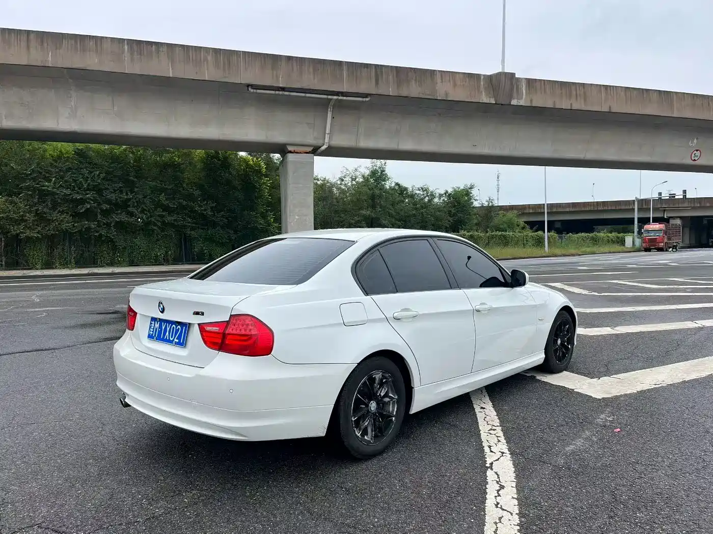 BMW 3 Series 2011 318i Leading фото 7