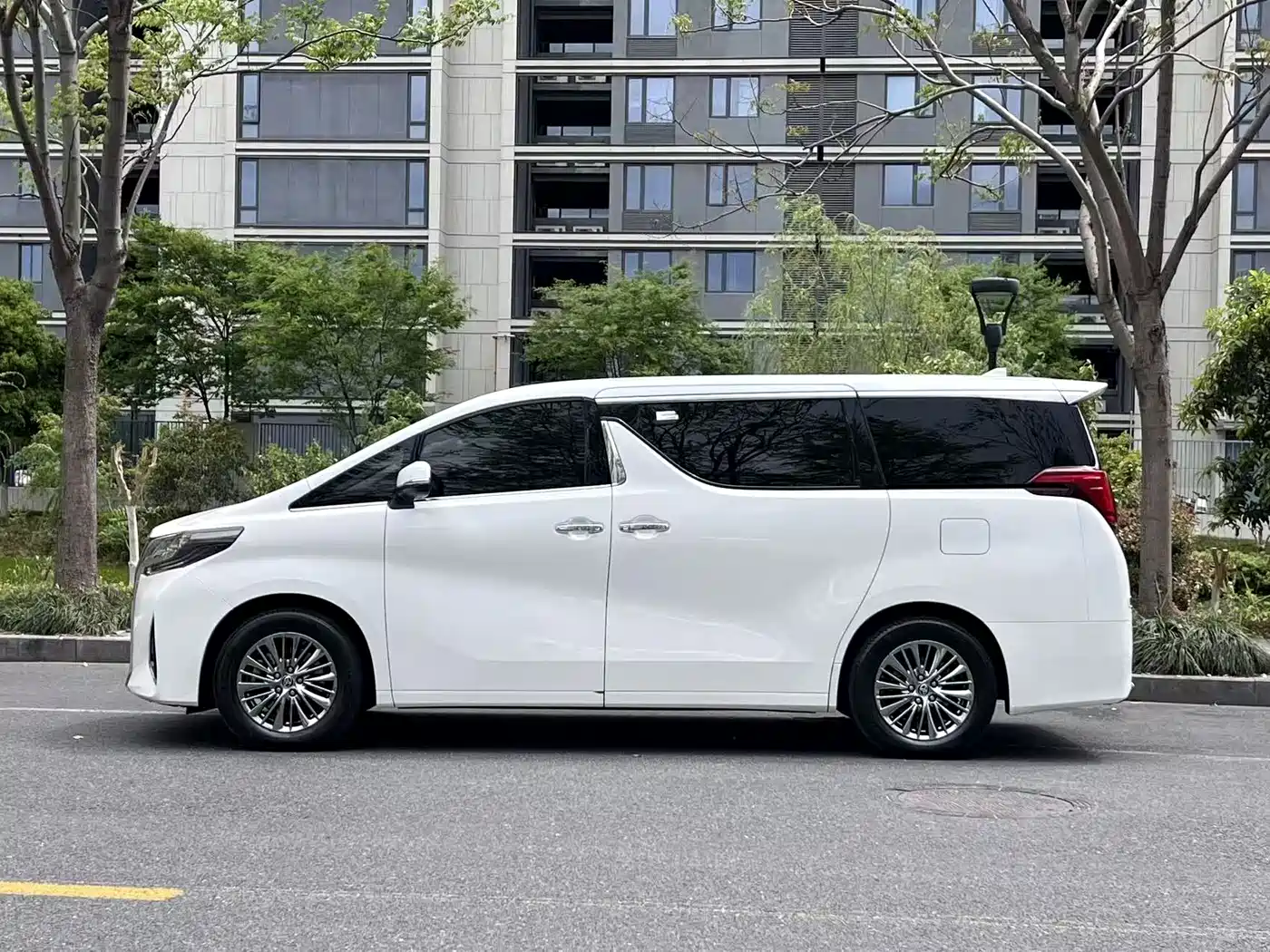 Toyota Alphard 2021 Hybrid 2.5L Premium фото 4