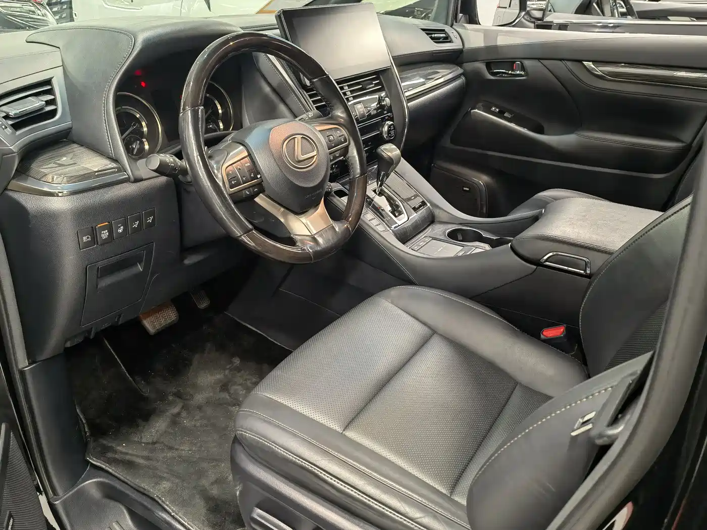 Lexus LM 2020 300h 4-Seat Imperial Edition фото 8