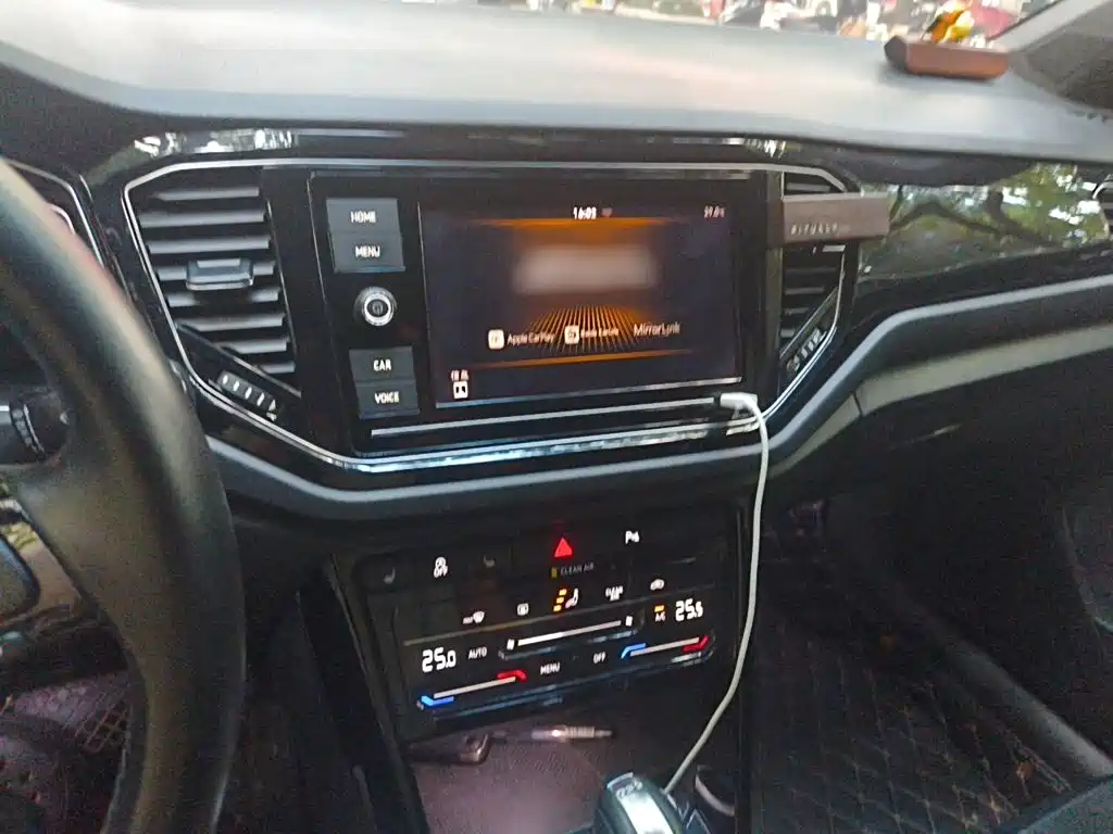 Photo 6 - Volkswagen T-ROC