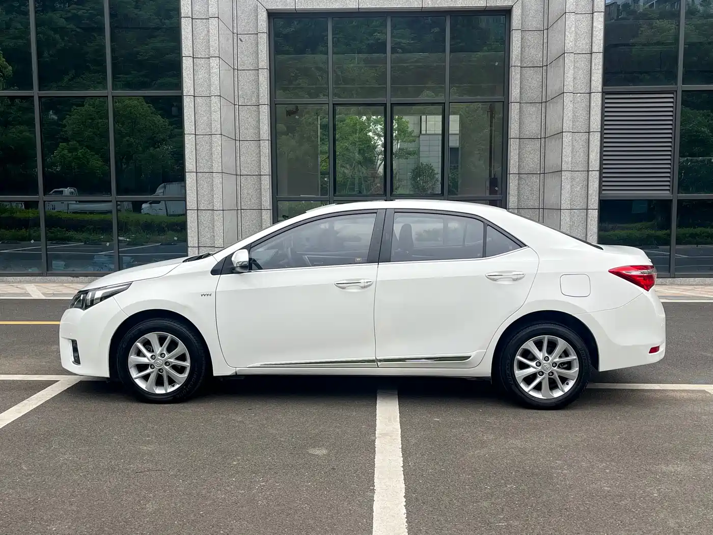 Toyota Corolla 2014 1.6L CVT GL-i Leather Edition фото 7