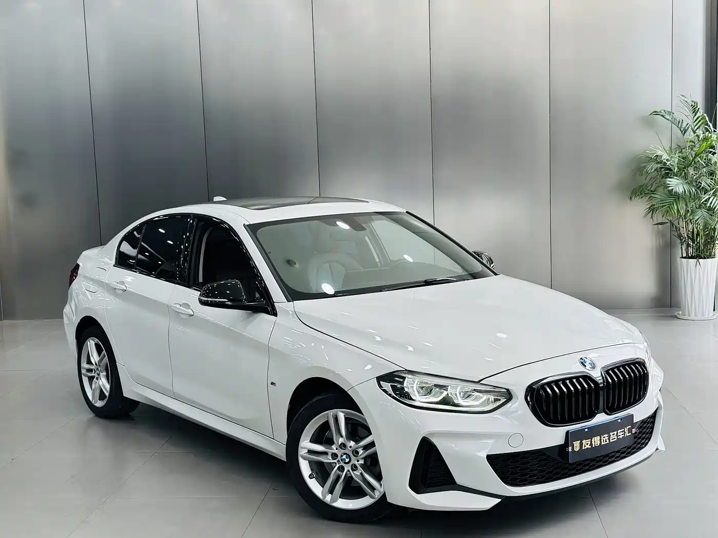 BMW 1 Series 2023 120i M Sport Shadow Edition фото 2