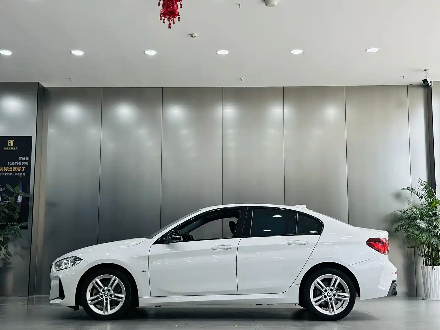 BMW 1 Series 2023 120i M Sport Shadow Edition фото 8
