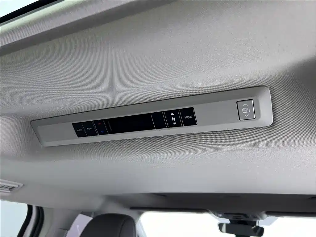 Toyota Granvia 2023 2.5L Hybrid Luxury Edition фото 22